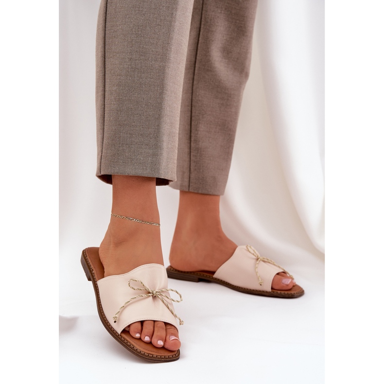 Flache Sohlen mit einem dekorativen beige Bogen 2