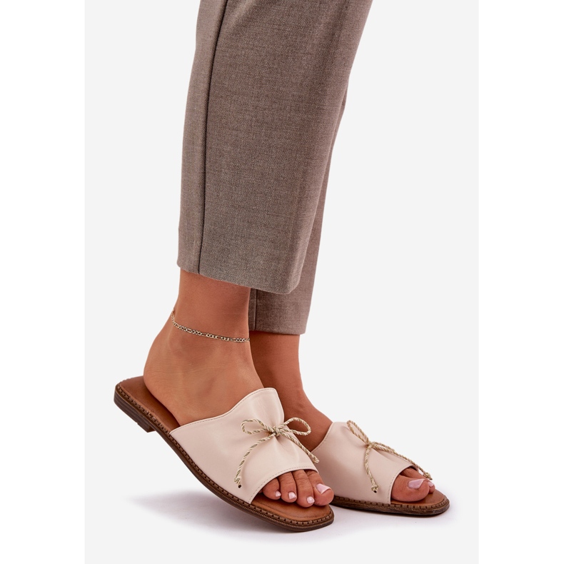 Flache Sohlen mit einem dekorativen beige Bogen 1