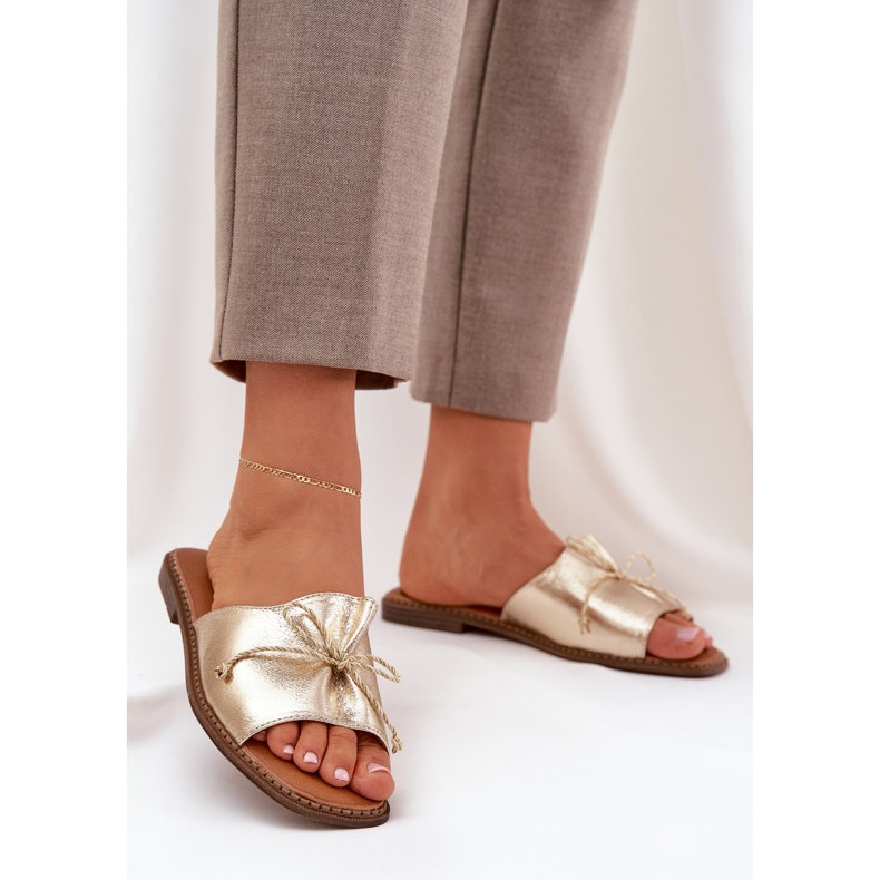 Flat Sohle Flip Flops mit einem dekorativen Goldbogen golden 2