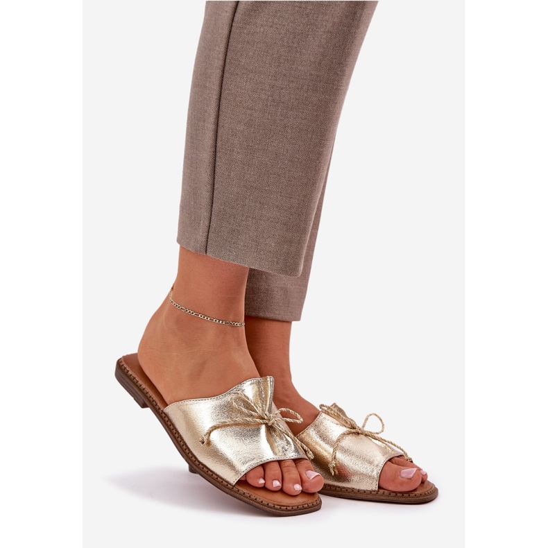 Flat Sohle Flip Flops mit einem dekorativen Goldbogen golden 1