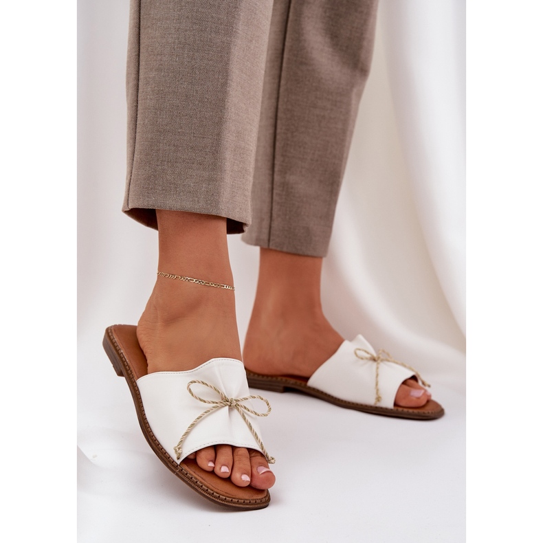 Flache Sohle Flip Flops mit einem dekorativen Bugweiß 2