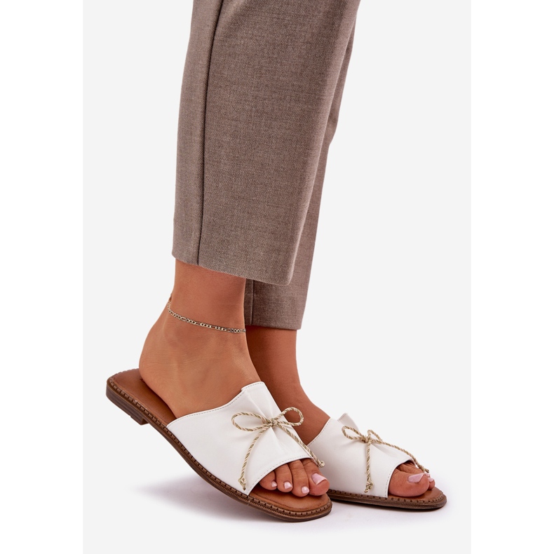 Flache Sohle Flip Flops mit einem dekorativen Bugweiß 1