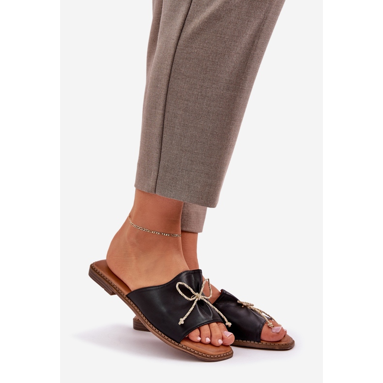 Flat Sohle Flip Flops mit einem dekorativen schwarzen Bug 1