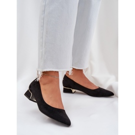 Pumpen mit niedrigen Absätzen und spitzen Zehen schwarz 2