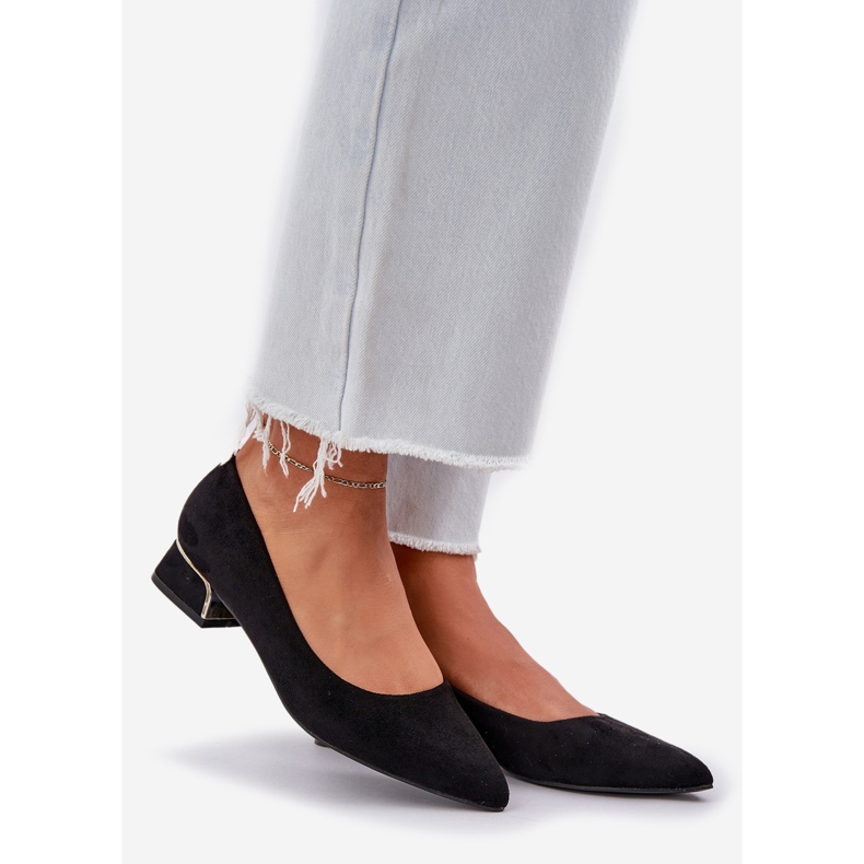 Pumpen mit niedrigen Absätzen und spitzen Zehen schwarz 1