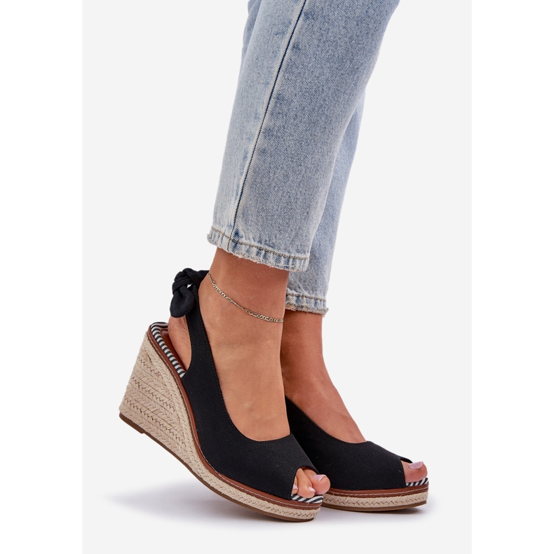 Schwarze Sandalen auf Keilabsatz mit Zopf 1