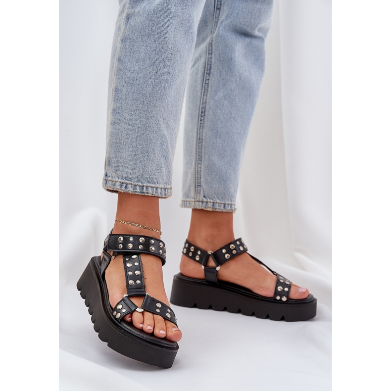 Dekorierte Sandalen auf der schwarzen Plattform 2