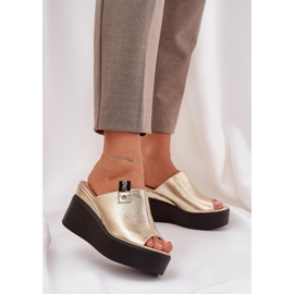 Hausschuhe auf der Plattform und Keilöco -Ledergold golden 2