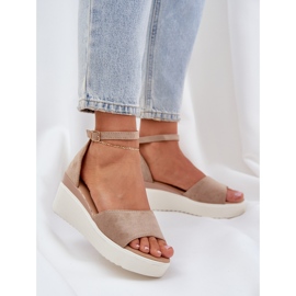 Leichte Sandalen auf der Plattform und einen zarten Keil beige 2