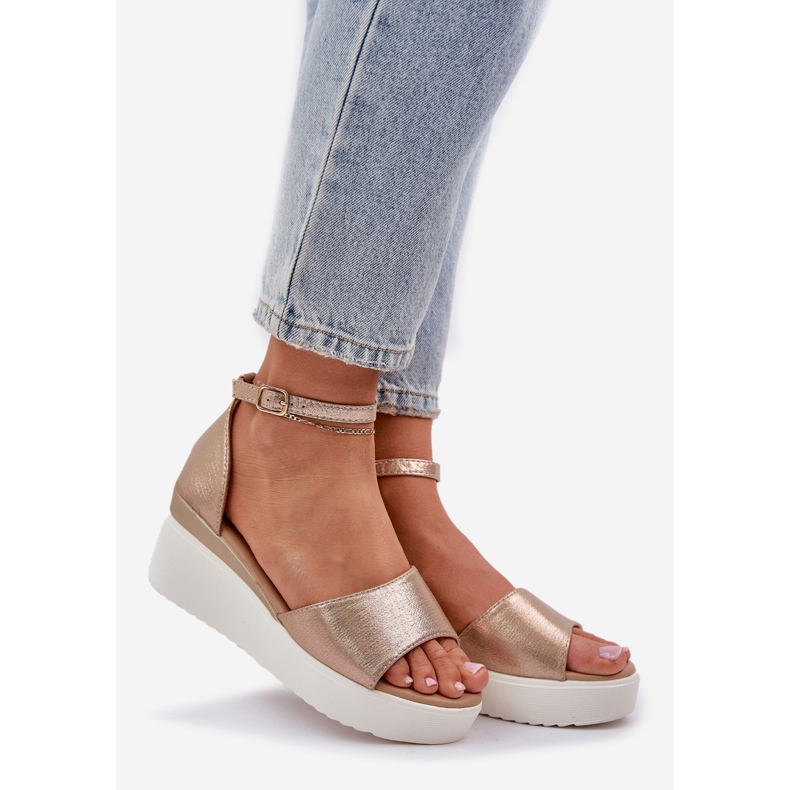 Leichte Sandalen auf der Plattform und empfindliche goldene Keile 1