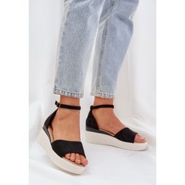 Leichte Sandalen auf der Plattform und zarte schwarze Keile 2