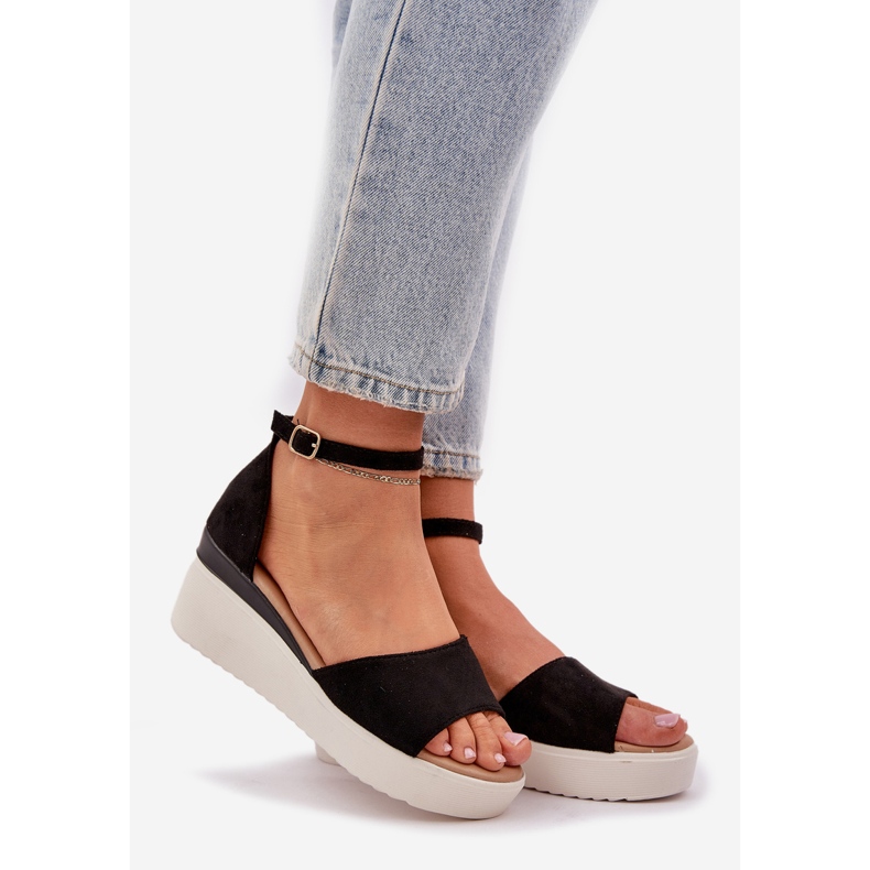 Leichte Sandalen auf der Plattform und zarte schwarze Keile 1