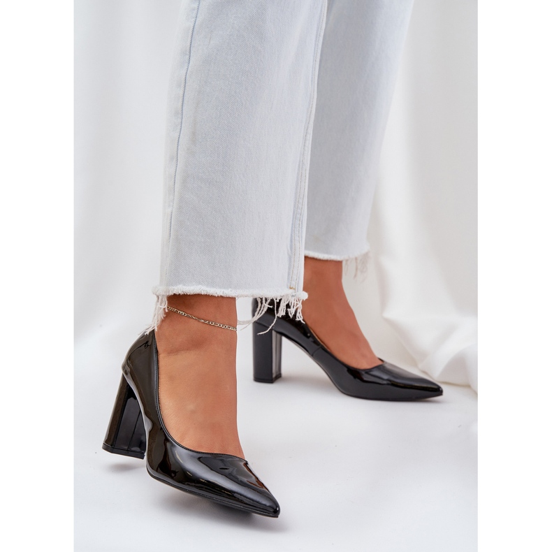 Lackierte Pumpen an den Stangenabsätzen schwarz 2