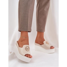 Beschäftigten mit einer leichten Perlendekoration beige 2