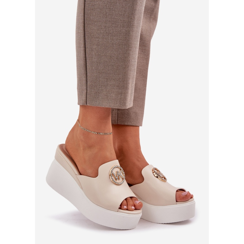 Beschäftigten mit einer leichten Perlendekoration beige 1