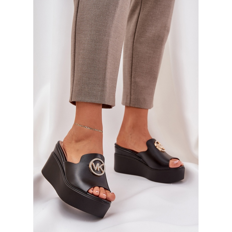 Hausschuhe auf der Plattform und Keile mit einer schwarzen Dekoration 2