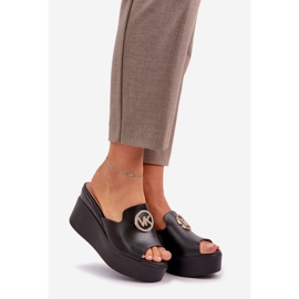 Hausschuhe auf der Plattform und Keile mit einer schwarzen Dekoration 1