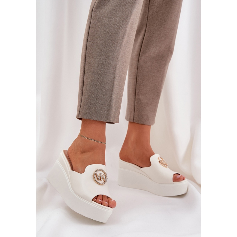 Hausschuhe auf der Plattform und Keile mit einer weißen Verzierung 2