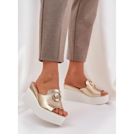 Hausschuhe auf der Plattform und Keile mit einer goldenen Verzierung 2