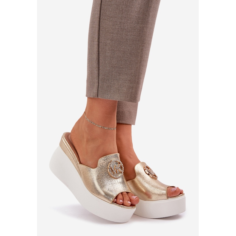Hausschuhe auf der Plattform und Keile mit einer goldenen Verzierung 1