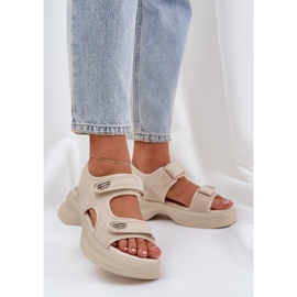 Leichte materielle Sandalen auf der leichten beige Plattform 2