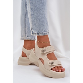 Leichte materielle Sandalen auf der leichten beige Plattform 3