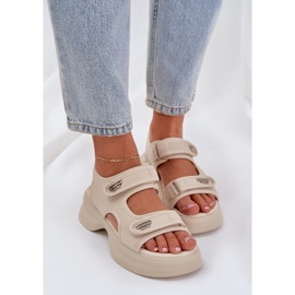 Leichte materielle Sandalen auf der leichten beige Plattform 6