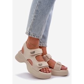 Leichte materielle Sandalen auf der leichten beige Plattform 1