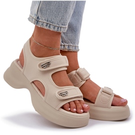 Leichte materielle Sandalen auf der leichten beige Plattform 7