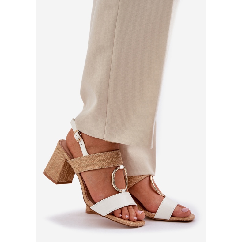 Weiße Sandalen an der Bar beige 1