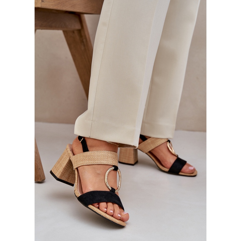 Schwarz und beige Sandalen an der Bar 2