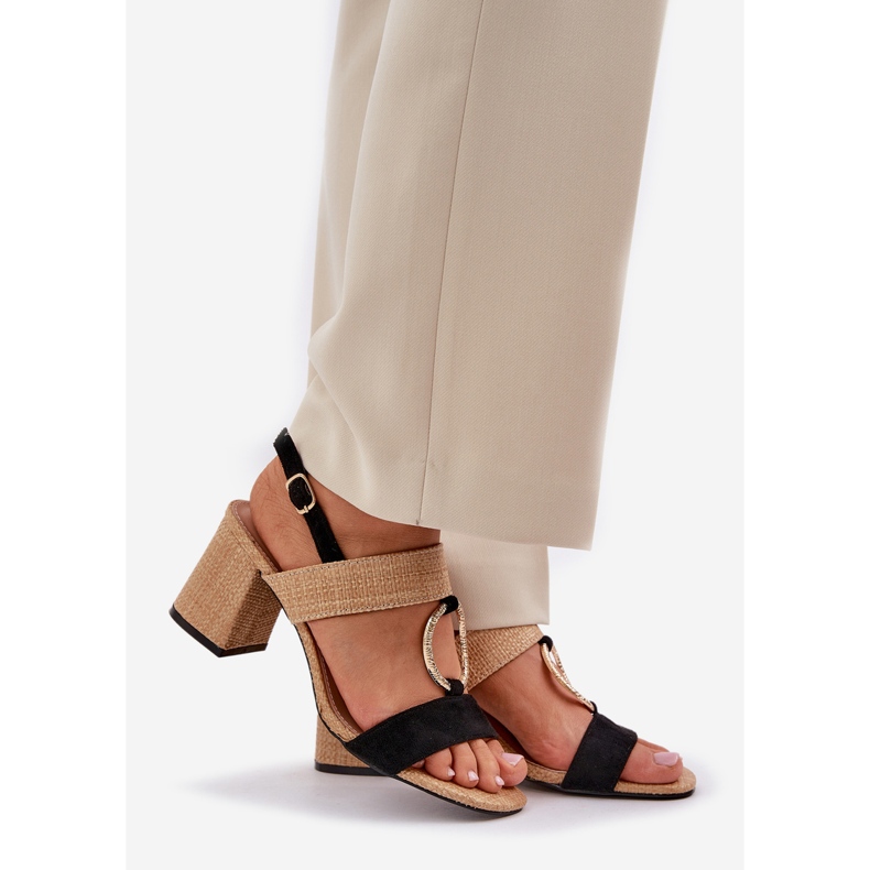 Schwarz und beige Sandalen an der Bar 1