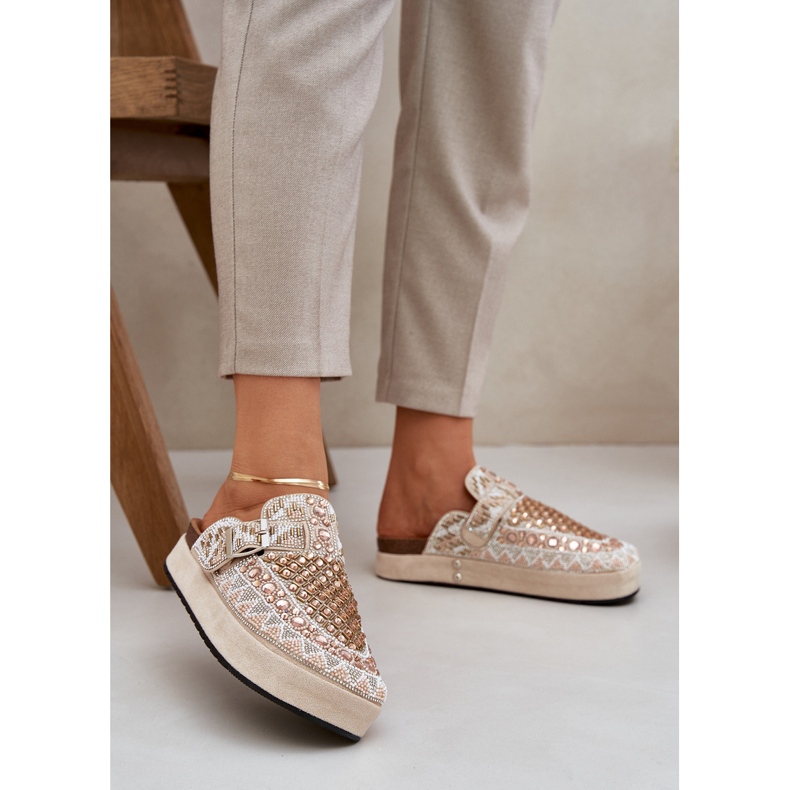 Dekorierte Flip -Flops auf der beige Plattform 2