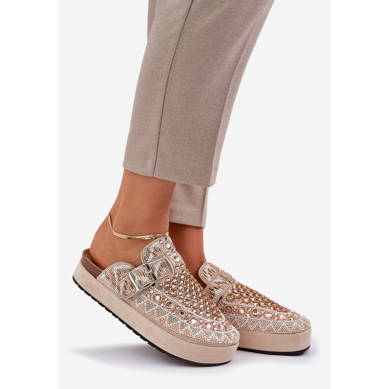 Dekorierte Flip -Flops auf der beige Plattform 1