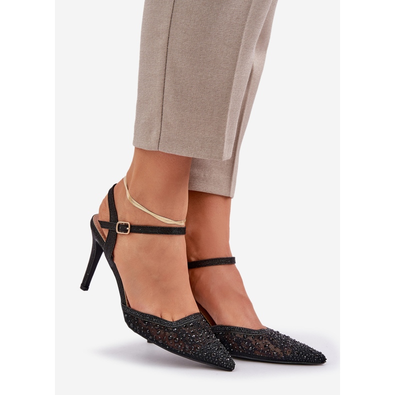 Dekorierte High Heels mit einer schwarzen Ferse 1