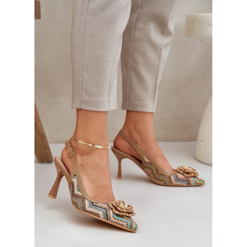 Geflochtene High Heels mit einer braunen Ferse 2