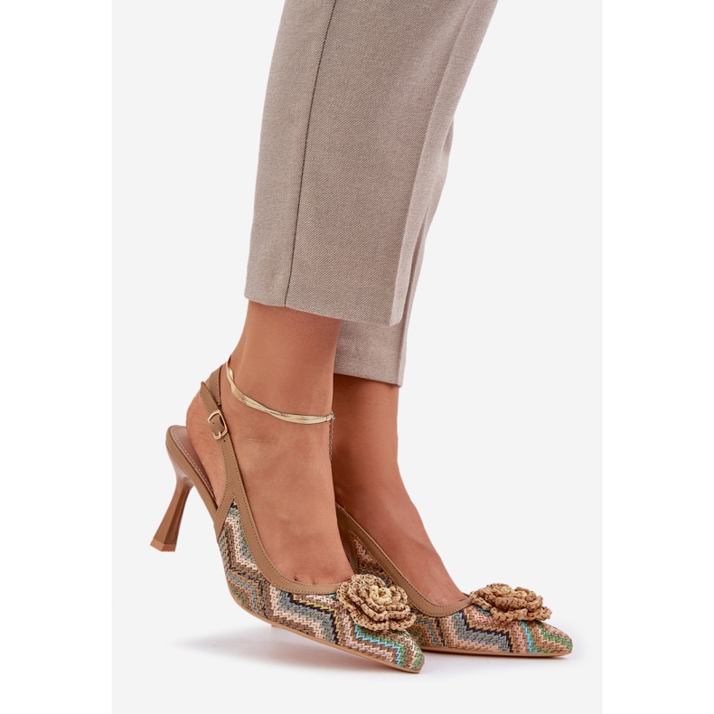 Geflochtene High Heels mit einer braunen Ferse 1