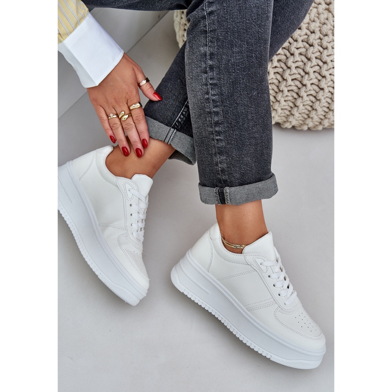 Klassische Öko -Leder -Turnschuhe auf der weißen Plattform 2