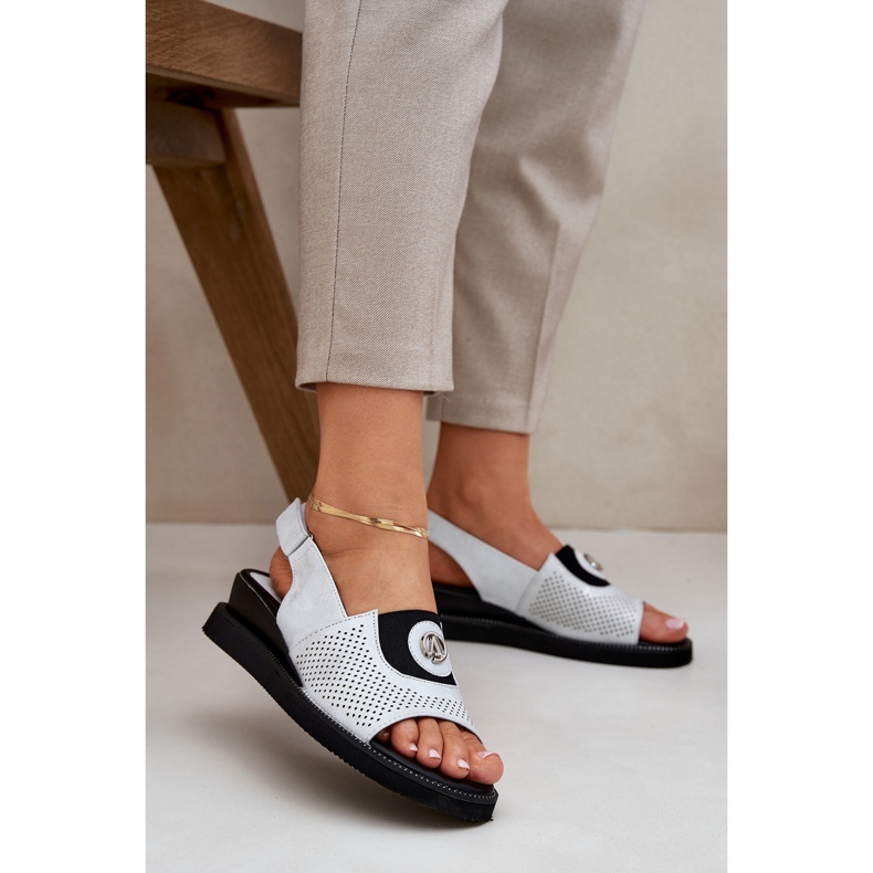 Jezzi Frauensandalen auf einem silbernen Keil mit einer Verzierung silber- 2