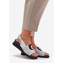 Jezzi Frauensandalen auf einem silbernen Keil mit einer Verzierung silber- 1