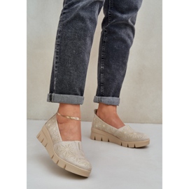 Jezzi Frauenschuhe mit einem offenen goldenen Keilmuster 2