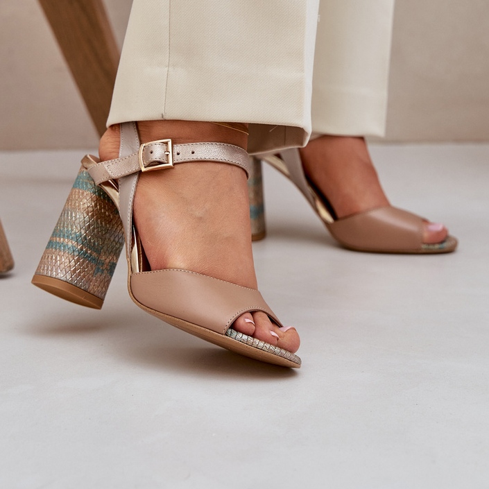 Leder elegante Sandalen auf dem dunklen Pfosten Laura Messi 2136 beige 2