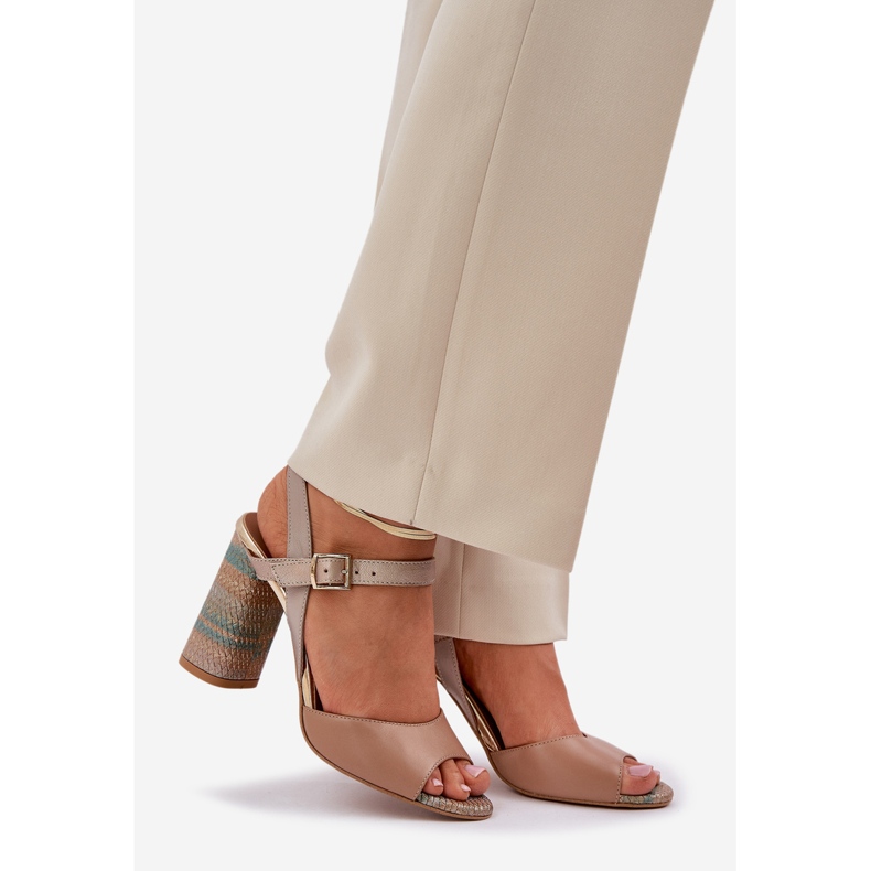Leder elegante Sandalen auf dem dunklen Pfosten Laura Messi 2136 beige 1