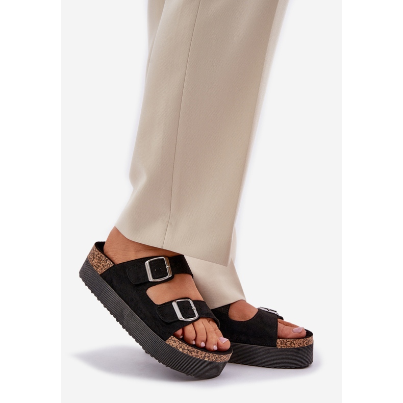 Damenschuhe auf einer massiven Plattform mit schwarzen Schnallen 1