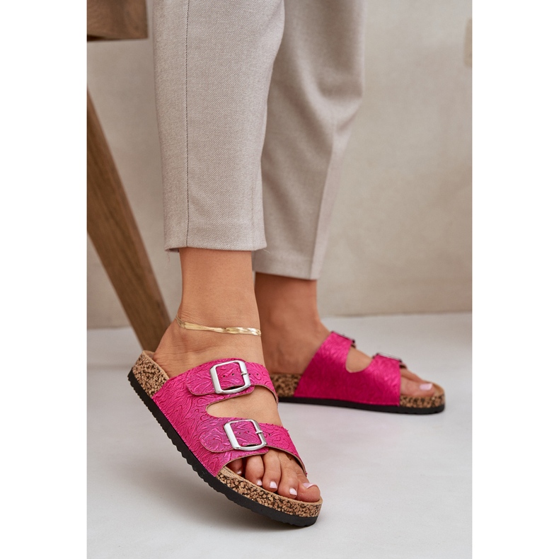 Material Flip -Flops auf einer Korksohle mit Schnallen. rosa 2
