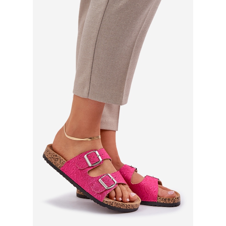 Material Flip -Flops auf einer Korksohle mit Schnallen. rosa 1