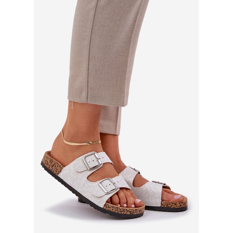 Materialflip Flops auf einer Korksohle mit Klemmen hellgrau weiß 1