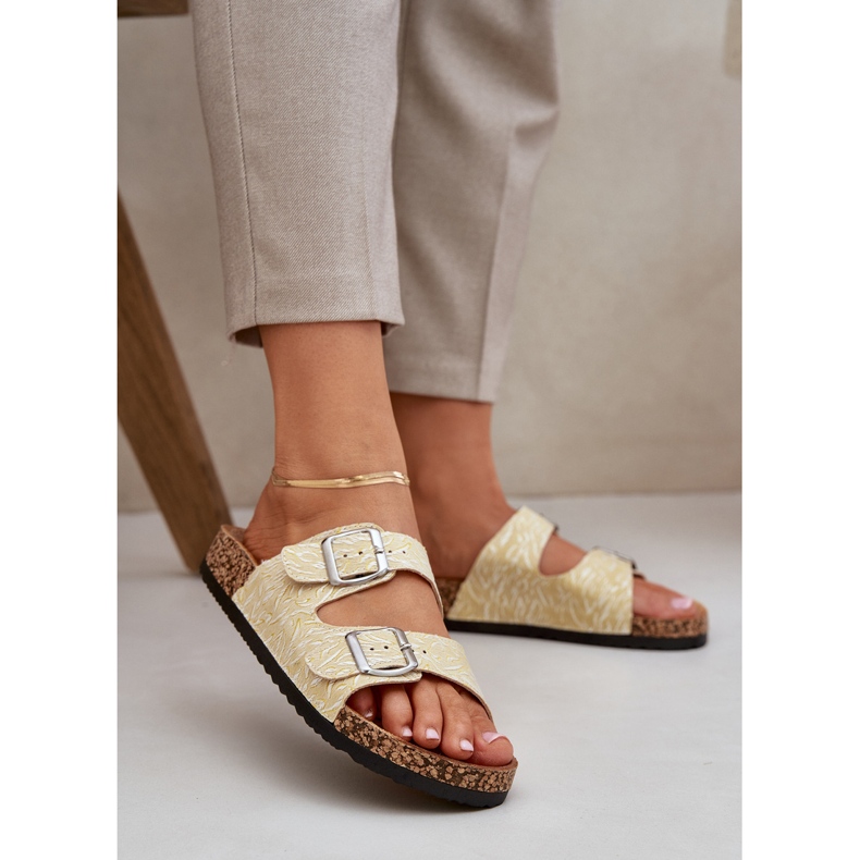 Materialflip flops auf einer Korksohle mit Schnallen gelb 2