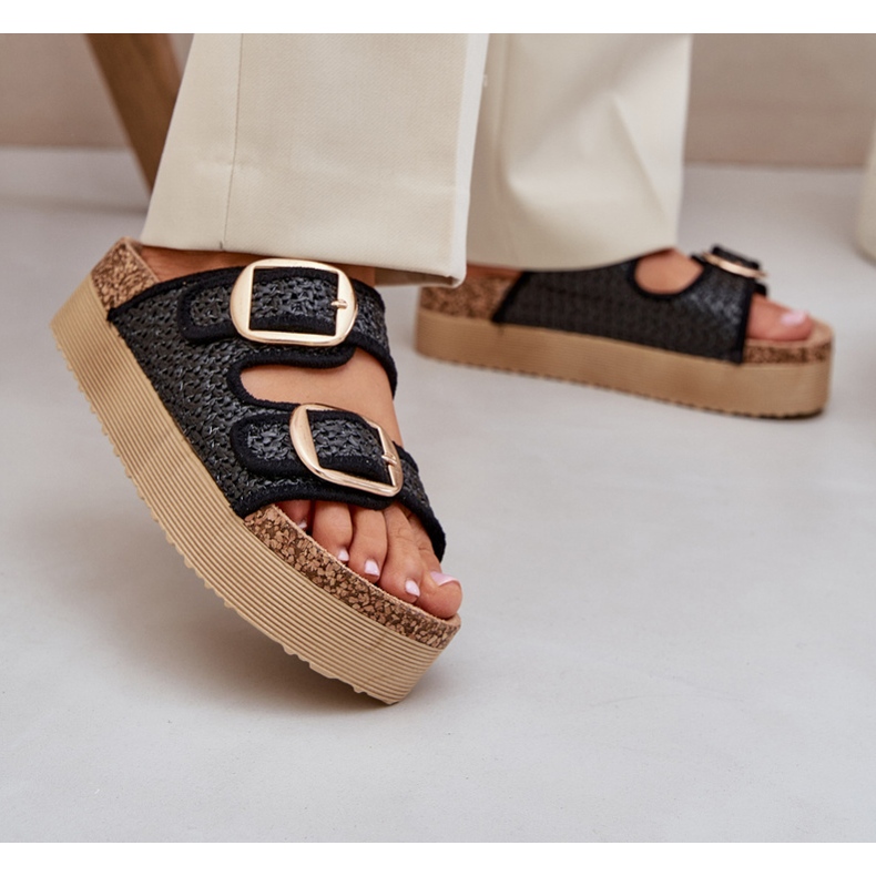 Hausschuhe mit Geflecht und Schnallen auf der massiven Plattform schwarz 2