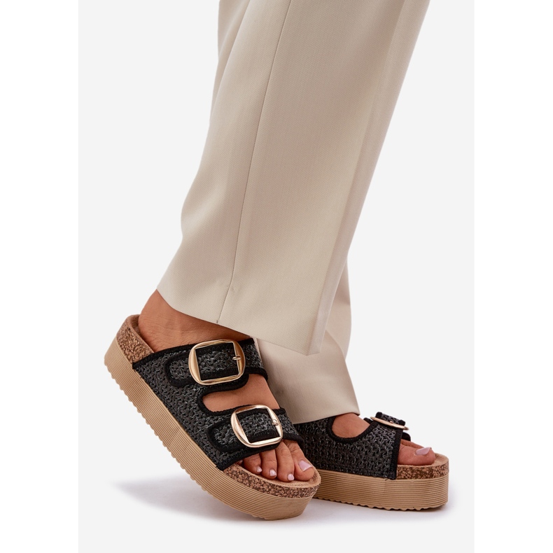 Hausschuhe mit Geflecht und Schnallen auf der massiven Plattform schwarz 1